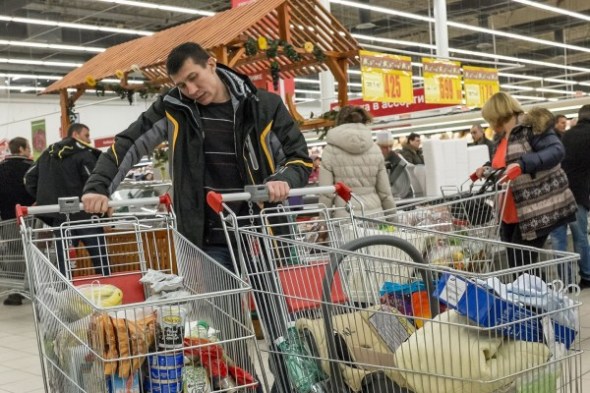 Local residents in Russia do shopping at a supermarket. (Photo: news.hsw.cn)