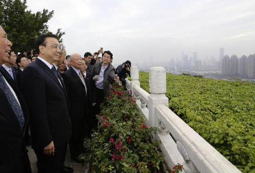 Chinese Premier Li Keqiang (2nd L) overlooks Shenzhen from the peak of Lianhua Mountain in Shenzhen, south China's Guangdong Province, Jan. 5, 2015. Li made an inspection tour in Shenzhen and Guangzhou from Jan. 4 to 6.(Xinhua/Ding Lin) 