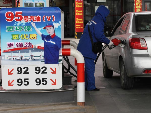 A gas station in Fuyang, Anhui province. As the retail price adjustment frequency increases, profit of oil products trading is flowing to the end of the market like gas filling stations. [Photo/China Daily]  