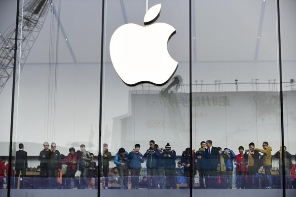 Apple Inc opened its 14th store on the Chinese mainland in Hangzhou, capital of Zhejiang province, on Jan 24, 2015. [Photo/China Daily]