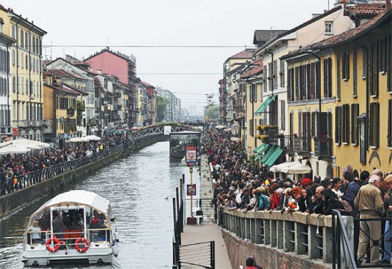 People at the Navigli District, a network of interconnected canals in Milan, northern Italy, on April 26. The Milan Expo opens on May 1. (Photo provided to China Daily)