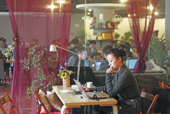 The Garage Cafe, a coffeehouse in the Zhongguancun high-tech business hub in Beijing, is popular among young entrepreneurs. (Wang Jing/China Daily)