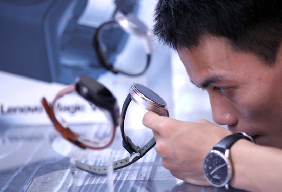 A visitor takes a close look at the smartwatch unveiled by Lenovo Group Ltd in Beijing, May 28, 2015. Executives from technology giants such as Microsoft Corp and Baidu Inc attended the global technology event. (Photo/China Daily)