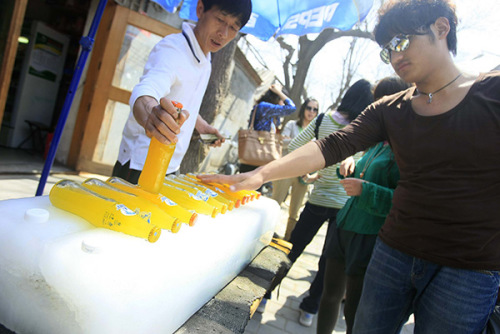 Beibingyang soda sold at a stand in Nanluoguxiang, Beijing. The brand was founded in 1936 and is famous for its orange soda. (Photo/China Daily)