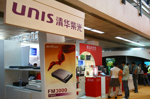 The stand of Unisplendour Corp Ltd, a listed company under Tsinghua Unigroup Ltd, at an international technology expo in Beijing. Unigroup is planning to buy US chipmaker Micron Technology Inc to lift its top-tier global ranking. (Photo/China Daily)