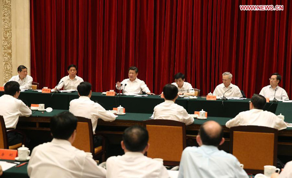 Chinese President Xi Jinping (back, 3rd L) speaks during a discussion with provincial officials after an inspection tour to Jilin from Thursday to Saturday in Changchun, northeast China's Jilin Province, July 17, 2015. (Photo: Xinhua/Yao Dawei)