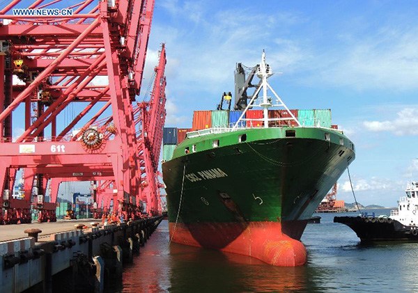 Containers are unloaded from a cargo ship in Lianyungang, East China's Jiangsu province, Sept 8, 2015. In the first eight months of 2015, foreign trade slipped 7.7 percent year on year to 15.67 trillion yuan, the General Administration of Customs (GAC) figures showed. Exports dipped 1.6 percent to 8.95 trillion yuan in the Jan-Aug period, while imports fell 14.6 percent to 6.72 trillion yuan. In the first eight months, trade surplus jumped 80.8 percent to 2.23 trillion yuan, according to the GAC. (Photo/Xinhua)