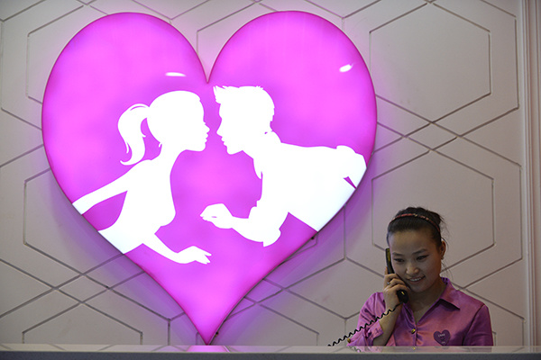 A receptionist receives a call at a love-themed hotel in Taiyuan, capital of Shanxi province. (Photo provided to China Daily)