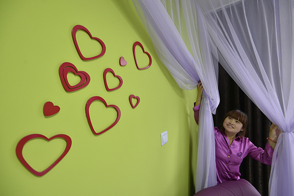 A receptionist in a love-themed hotel in Taiyuan, capital of Shanxi province.(Photo provided to China Daily)