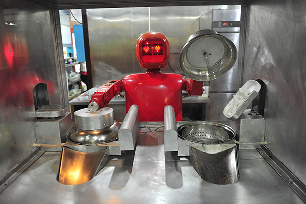 A robot stir-fries a dish at a restaurant in Harbin, capital of Heilongjiang province. (Photo provided to China Daily)