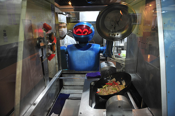 A robot stir-fries a dish at a restaurant in Harbin, capital of Heilongjiang province. (Photo provided to China Daily)