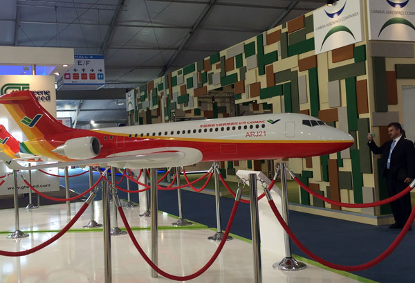 A model of ARJ21700, China's homegrown regional jetliner, on display at the 2014 Farnborough International Airshow. (Photo/China Daily)