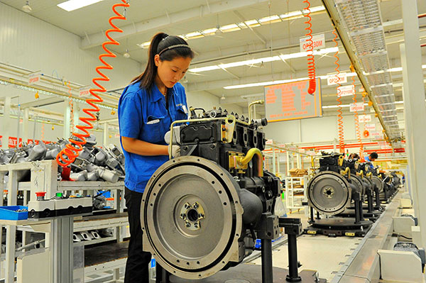 Workers assemble engines at a factory in Weifang, Shandong province. (Photo by Wang Jilin / China Daily)