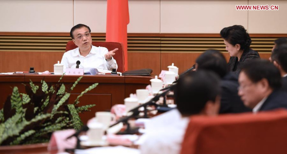 Premier Li Keqiang speaks during a meeting attended by the heads of municipalities of Tianjin and Shanghai, provinces of Jiangsu, Zhejiang, Anhui, Hubei and Yunnan, as well as Guangxi Autonomous Region in Beijing, capital of China, Oct. 13, 2015. (Photo: Xinhua/Zhang Duo)