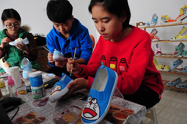 College students from Shandong Liaocheng University participate in an entrepreneurial event held by the university. (Photo/China Daily)