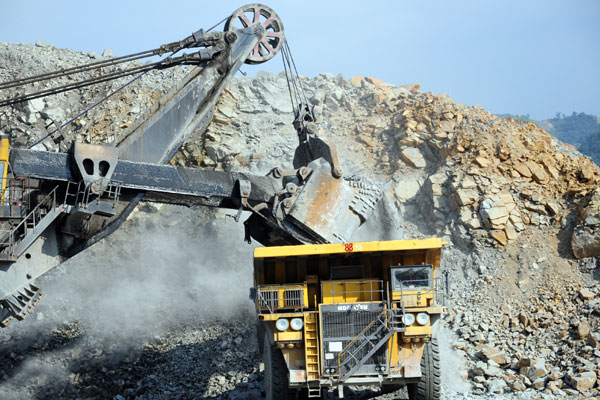 An open pit copper mine in Jiangxi province. On Tuesday, nine large copper companies said they would cut refined copper output by 350,000 metric tons next year. (Provided to China Daily)