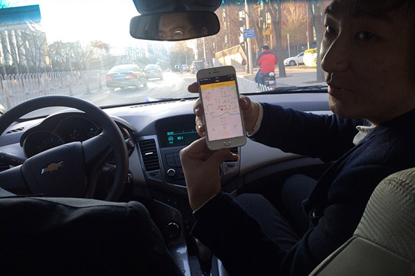 A passenger in Beijing presents screenshot of Lichengbao app, which shows driving distance and the premium of the usage-based auto insurance. (Photo provided to chinadaily.com.cn)