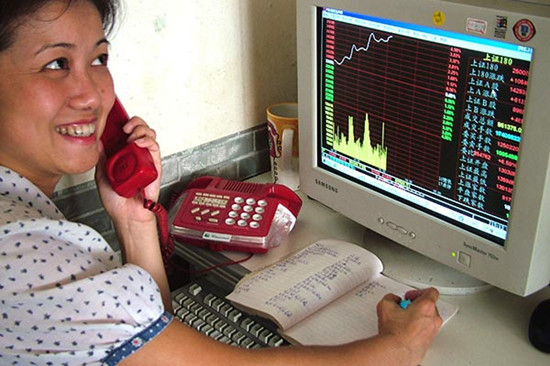 A stock investor shares glad tidings with her friend. The new over-the-counter board, or N-board, is expected to help build a multiple-layer capital market in the country.Provided to China Daily