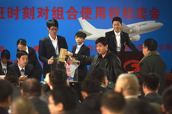 Bidders at the auction for nine airport slots at Guangzhou Baiyun International Airport on Dec 30, 2015. (Photo: China Daily/Tang Mingming)