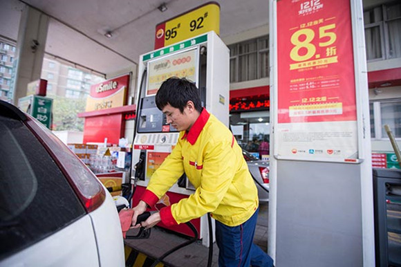 A PetroChina worker at a gas station in Hangzhou, Zhejiang province.(Photo: Xu Kangping/For China Daily)