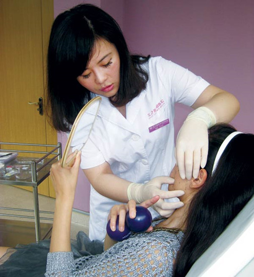 Cui Shuang, a dermatologist at Shanghai Major Young Plastic Surgery Hospital, administers a treatment for a client. (Photo provided to China Daily)