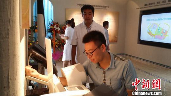 A resident takes a physical examination in Ningbo Cloud Hospital's offline hospital in Ningbo, East China's Zhejiang province. (Photo/chinanews.com)