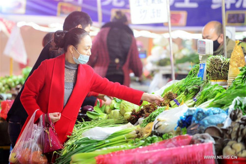 Residents purchase vegetables at a supermarket in Shijiazhuang, capital of north China's Hebei Province, March 9, 2016.  (Xinhua/Zhu Xudong)