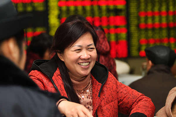 A woman investor at a securities office in Nantong, Jiangsu province. Chinese small investors are confident after the central government's recent announcement of financial policies for this year. (Photo provided to China Daily)