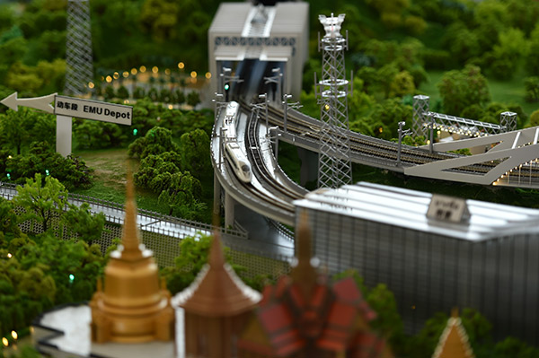 A sand model of the China-Thailand railway is on display at the launching ceremony held on Dec 19, 2015.(Photo/Xinhua)