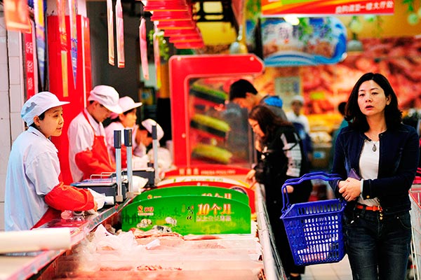 A supermarket in Nanjing, Jiangsu province. In the fast-moving consumer goods sector, buyers are shopping less in large format stores, and more in convenience stores.QU XING / FOR CHINA DAILY