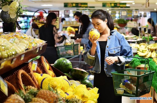 A citizen selects melon at a supermarket in Shijiazhuang, capital of north China's Hebei Province, May 9, 2016. (Photo: Xinhua/Wang Xiao)