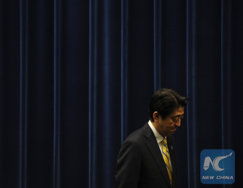 Japanese Prime Minister Shinzo Abe leaves after a press conference at his official residence in Tokyo, Japan, Nov. 21, 2014. (Photo: Xinhua/Stringer)