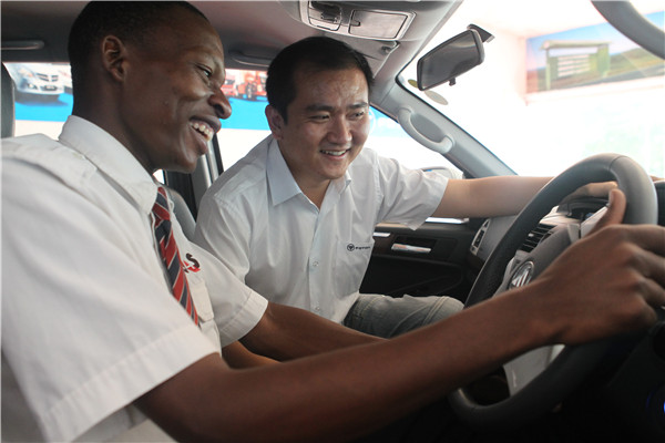 A local potential buyer test-drives a Beijing Automotive Industry Holding Co's truck model under the guidance of Guo Lei, general manager of Foton East Africa Ltd, a subsidiary of BAIC, in Nairobi, Kenya.(CHINA DAILY)