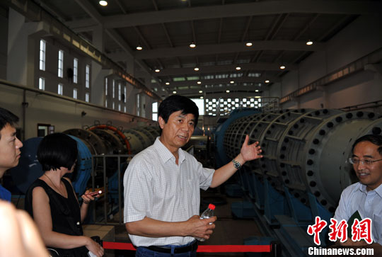 Jiang Zonglin introduces the R&D of shockwave hypersonic wind tunnel to the media press in 2012.(Photo/Chinanews.com)