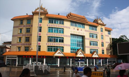 Visitors mill about the Wanding border crossing with Myanmar on August 10 in South China's Yunnan Province. The crossing grows crowded in the winter and spring when Chinese businessmen flock to Myanmar to buy fruits and other produce grown in the Southeast Asian country. (Photo: Zhang Ye/GT)