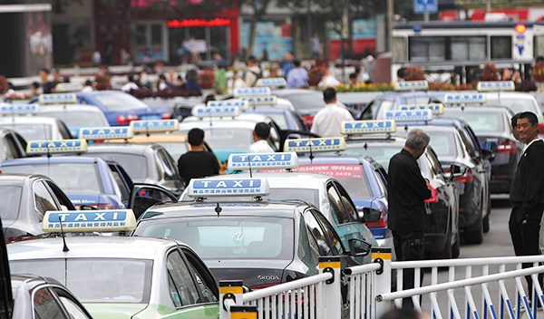 Taxies wait for passengers at the Qingdao railway station on Oct 7, 2016. (Photo by Huang Jiexian/For China Daily)