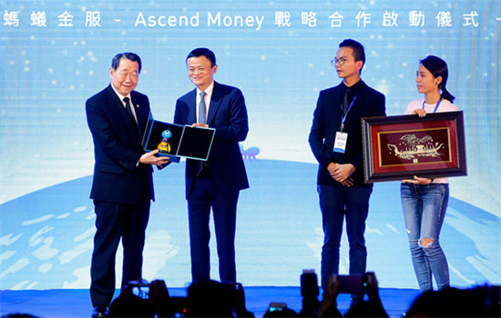 Alibaba's founder Jack Ma (second from left) and Dhanin Chearavanont, chairman and CEO of CP Group, at the launch of the partnership between Ant Financial Services Group and Ascend Money on Tuesday in Hong Kong. (Provided to China Daily)