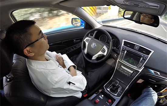 A man uses autonomous driving mode while on his way from Xi'an, capital of Shaanxi province, to Zhengzhou, capital of Henan province. (Photo/China Daily)