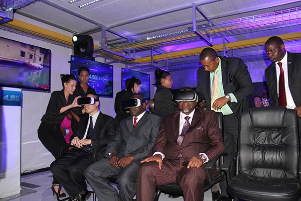 Namibian President Hage Geingob (first right in front row) and other guests try out VR equipment under 4.5G network by Huawei in Windhoek, Namibia, in April. (Photo/Xinha)