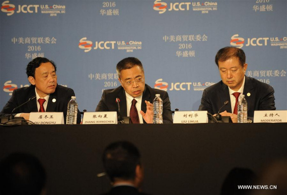 Zhang Xiangchen (C), China's deputy international trade representative with the Ministry of Commerce, speaks during a press briefing for the 27th Session of the China-U.S. Joint Commission on Commerce and Trade (JCCT), in Washington D.C., the United States, Nov. 23, 2016. (Photo: Xinhua/Zheng Qihang)