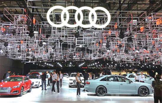 The Audi booth attracts visitors at the 2016 Paris auto show. (LI FUSHENG / CHINA DAILY)