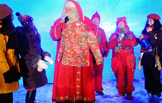 Merchants and Chinese tourists attend the opening ceremony of the 12.12 shopping festival at Santa Claus village in Rovaniemi, Finland, on Dec 6, 2016. (Photo/China Daily)