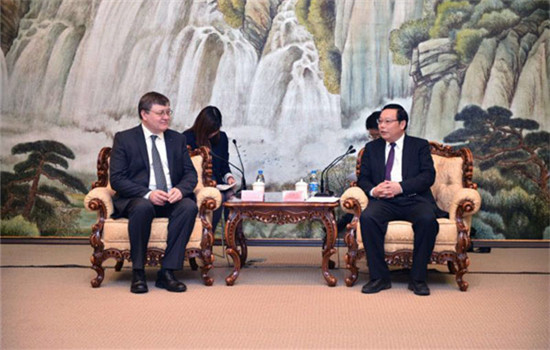 Professor Donal Bradley, head of the Mathematical, Physical and Life Sciences Division of Oxford University, talks with Xu Huimin, Suzhou Municipal Committee and secretary of CPC of Suzhou Industrial Park Working Committee on December 7. (Photo/provided to chinadaily.com.cn)