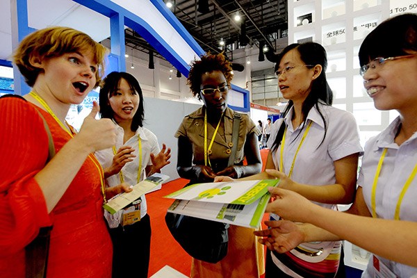 A businesswoman from the United States (left) attends an investment and trade fair in Xiamen, Fujian province. (Photo/Xinhua)