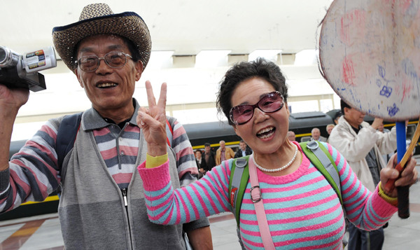 A senior citizen couple arrive at Lhasa, capital of the Tibet autonomous region, for their sight-seeing tour. (Photo/Xinhua)