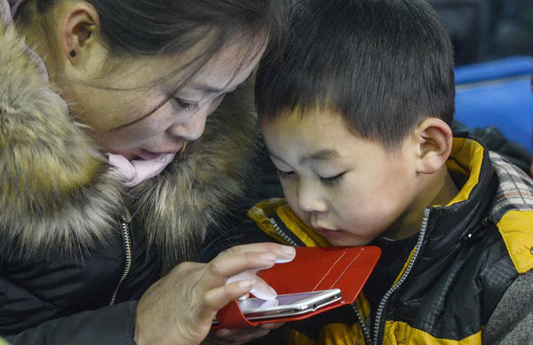 A woman uses instant messaging service WeChat in Hangzhou, Zhejiang province. (Photo/Xinhua)