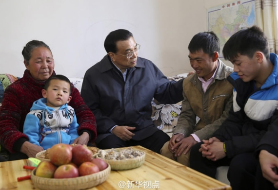 Chinese Premier Li Keqiang (C) visits a migrant worker's home in Ludian County, Yunnan Province in southwest China on January 23, 2017. (Xinhua Photo)