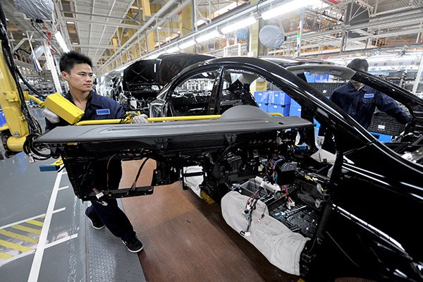 A technician installs interior trim on a production line at Geely Auto in Hangzhou, Zhejiang province. (Photo/Xinhua)