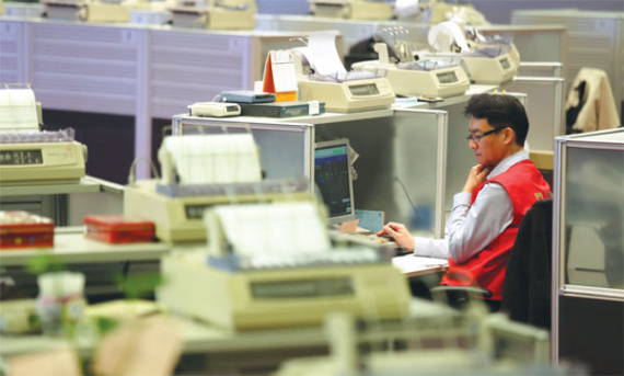 A trader in the Hong Kong Stock Exchange. (Photo: China Daily/Parker Zheng)