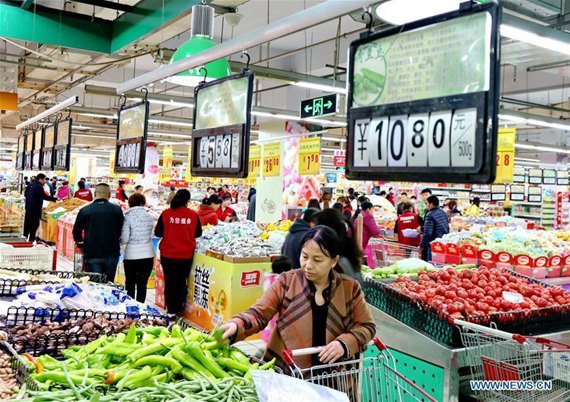 Consumers select goods at a supermarket in Hengshui City, north China's Hebei Province, April 8, 2017. China's consumer price index (CPI), a main gauge of inflation, grew 0.9 percent year on year in March, the National Bureau of Statistics announced on April 12. (Xinhua/Mou Yu)